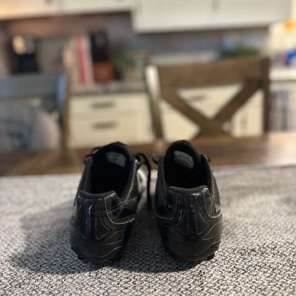 Under Armour Soccer Cleats Youth Size 6Y - Picture 5 of 6